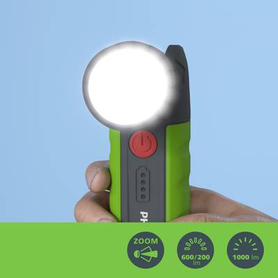 Hand hält grüne Taschenlampe, leuchtet hell, Schalter in der Mitte. Anzeige: 'Zoom', Lumen-Werte 600/200, Laufzeit 1000 lm.