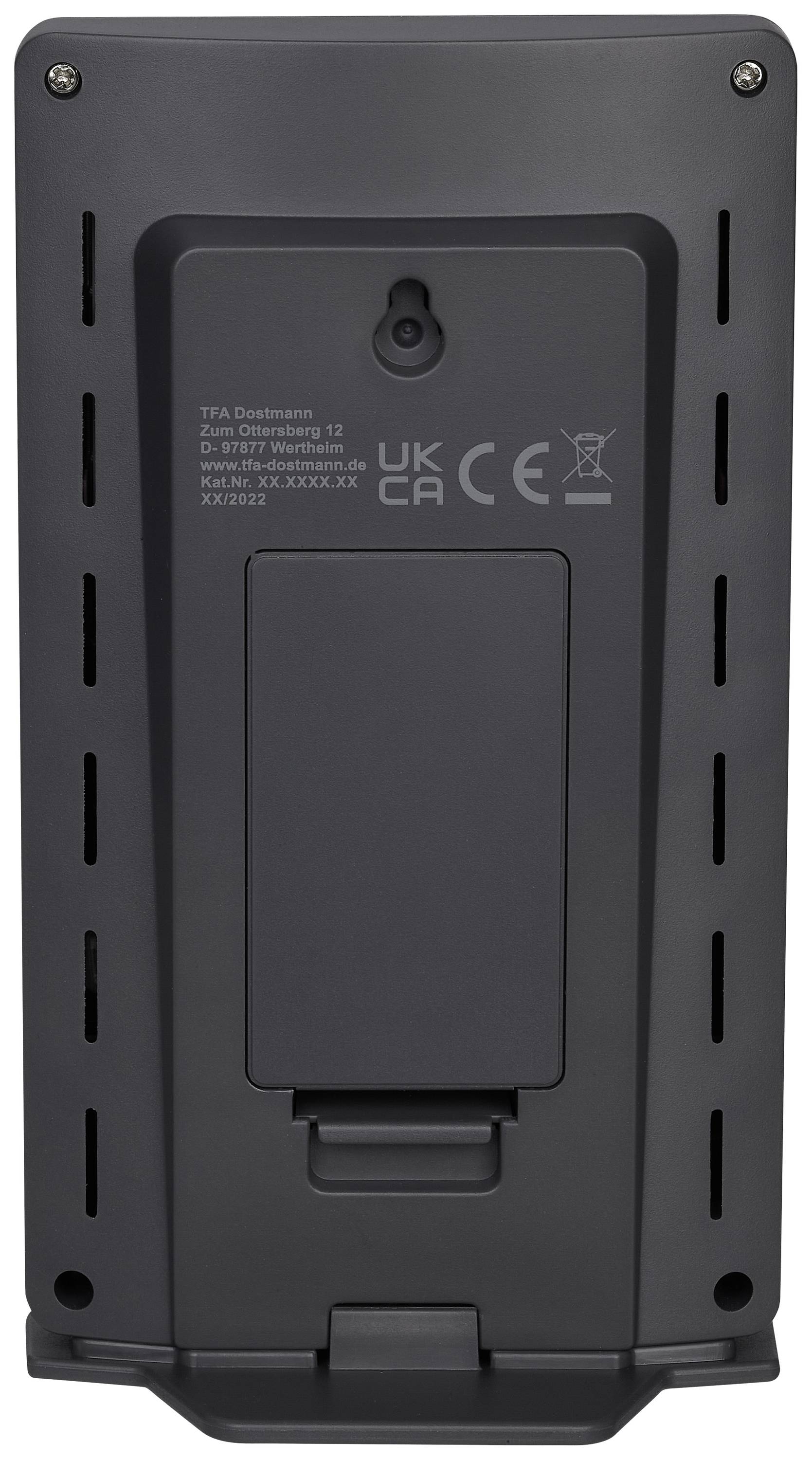 Rückansicht eines elektronischen Geräts mit Produkt- und Seriennummern. Gehäuse in Dunkelgrau, technische Details auf der Rückseite.