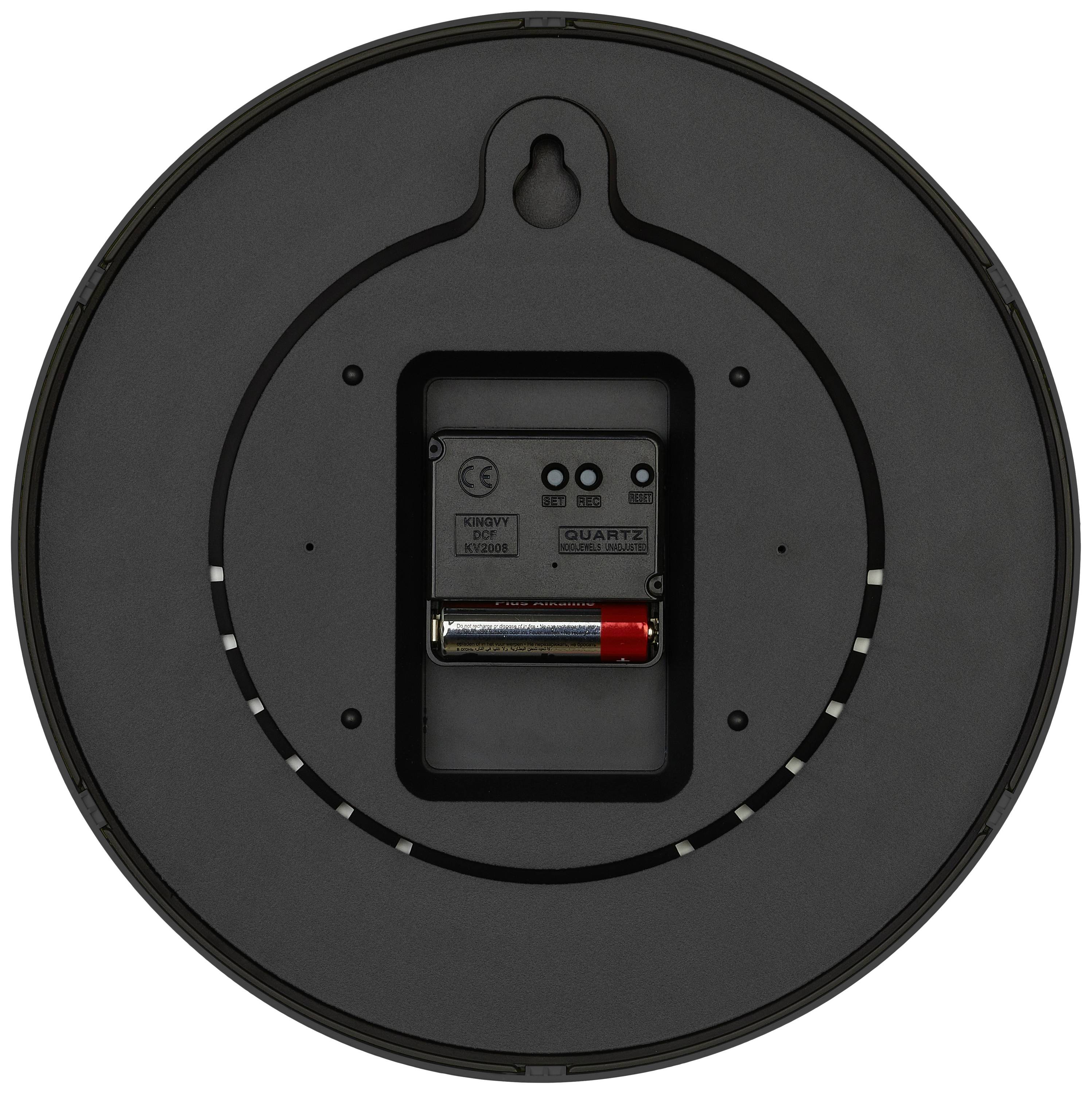 Runde Rückseite einer Wanduhr mit Batteriefach, in dem sich eine AA-Batterie befindet. Zeigt Quarzwerk und Aufhängevorrichtung.