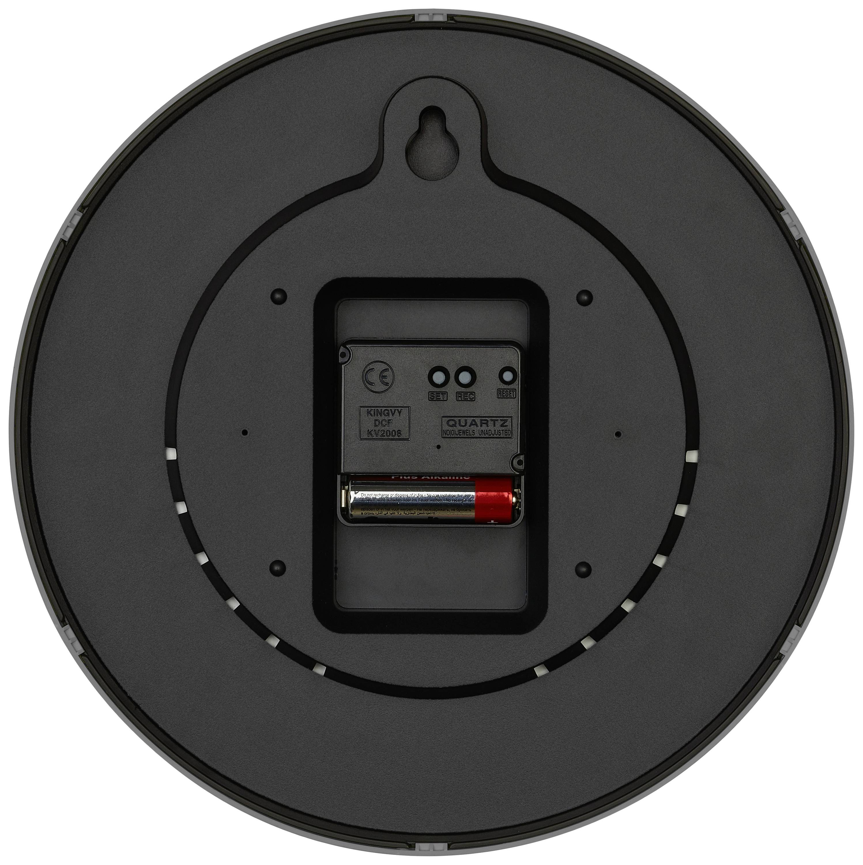 'Rückseite einer Wanduhr mit Batteriefach und Quarzuhrwerk sichtbar. Eine AA-Batterie ist eingesetzt. Keine weiteren Details erkennbar.'