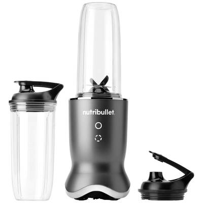 Ein Standmixer und ein Trinkbehälter mit Deckel. Beide sind schwarz und transparent und für das Mischen und Mitnehmen von Getränken geeignet.