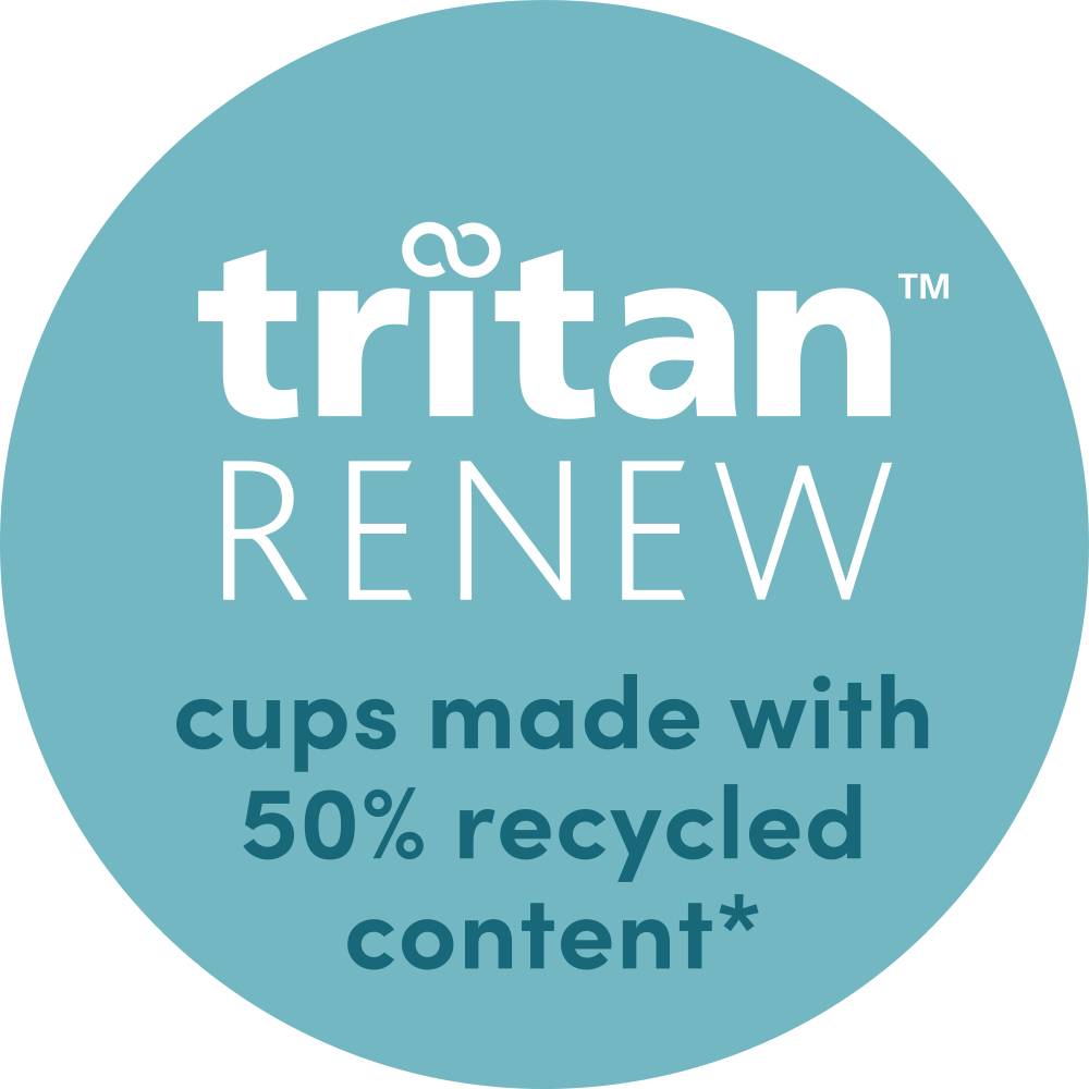Blauer Kreis mit Text: 'tritan RENEW cups made with 50% recycled content*'. Text im Kreis beschreibt umweltfreundliche Becher.