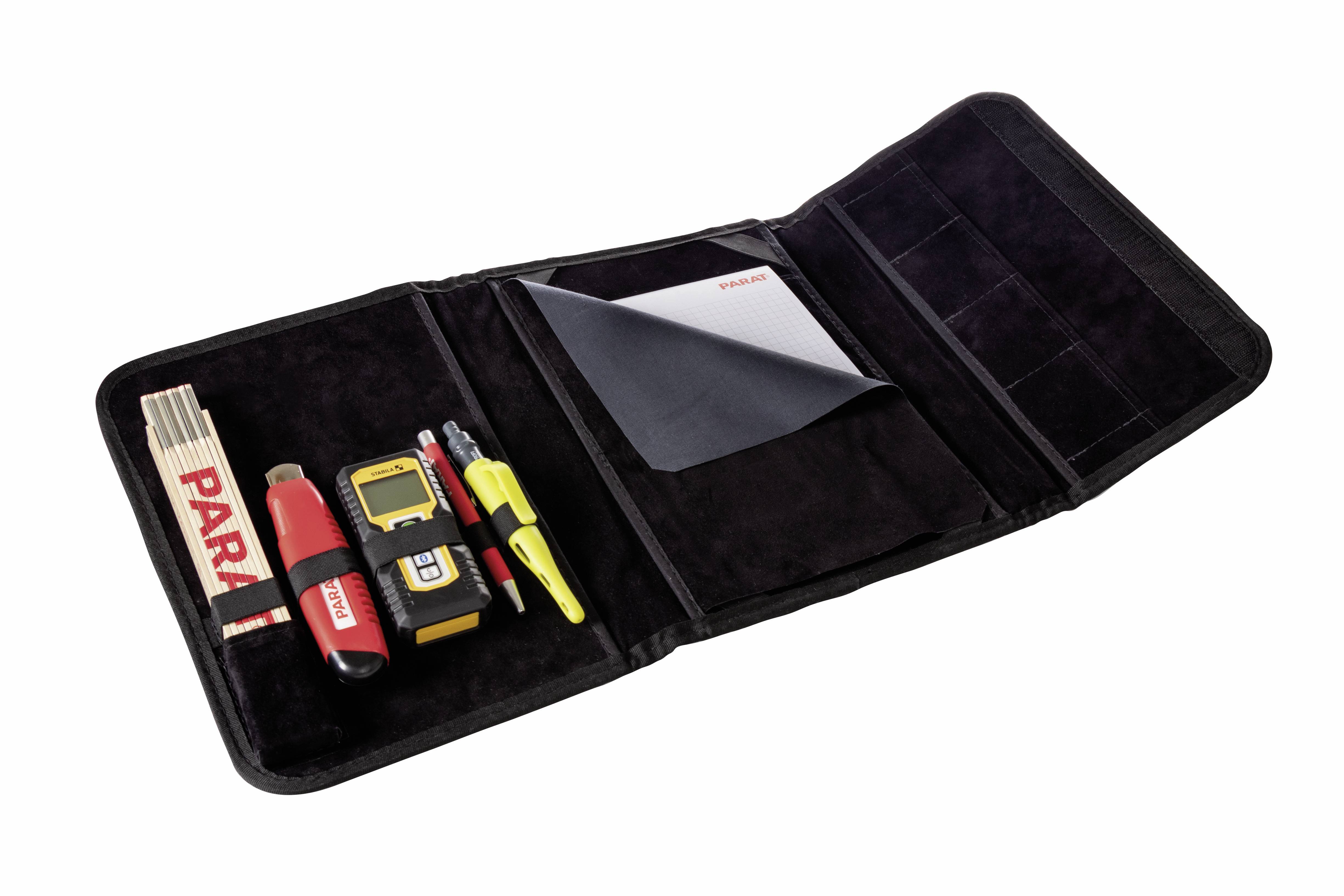 Aufgeklappte Werkzeugtasche mit Zollstock, Messer, Laser-Entfernungsmesser, Schraubendreher und Taschenlampe, alles ordentlich angeordnet.