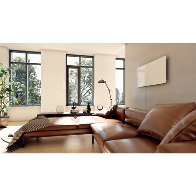 Modernes Wohnzimmer mit großen Fenstern, braunem Ledersofa, Stehleuchte und Pflanzen. Helle, einladende Atmosphäre.