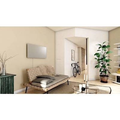 Ein modernes Wohnzimmer mit einem Sofa, einem runden Glastisch, Pflanzen und einer an der Wand montierten Leinwand. Ein Fahrrad steht im Flur.