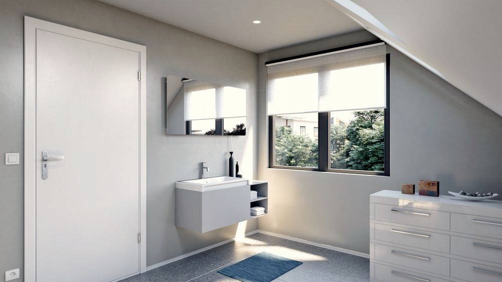 Helles Badezimmer mit großem Fenster, moderner weißer Waschtisch und Schubladenkommode. Sonnenlicht beleuchtet den Raum.