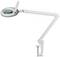 Schwenkbare Lupenlampe mit Klemme zur Befestigung an Tischkanten. Ideal für detaillierte Arbeiten und Präzisionsaufgaben.