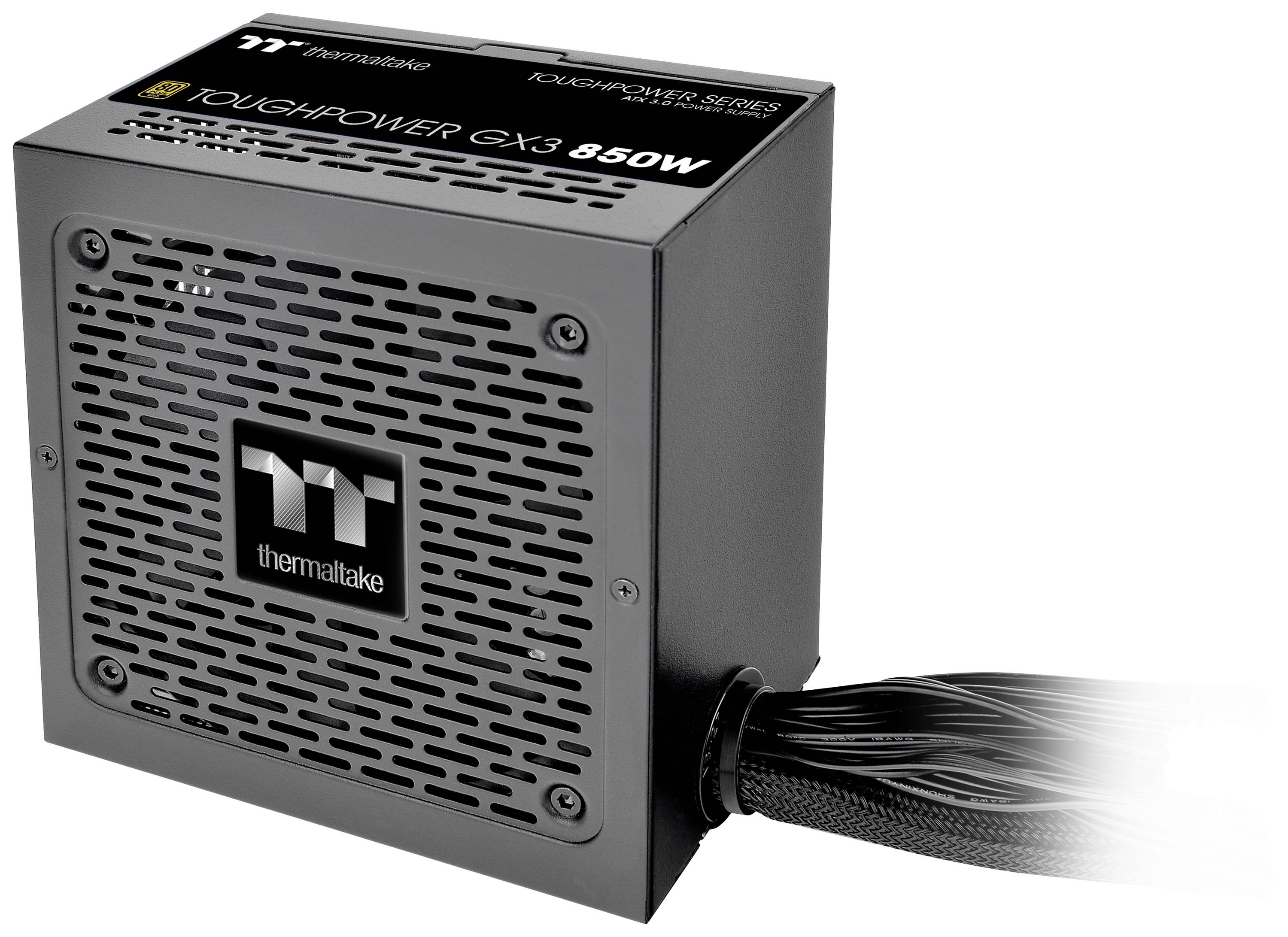 Ein schwarzes Netzteil mit Beschriftung 'Toughpower GX3 850W'; vorne ein Lüftungsgitter mit Markenlogo, rechts Kabelstrang.