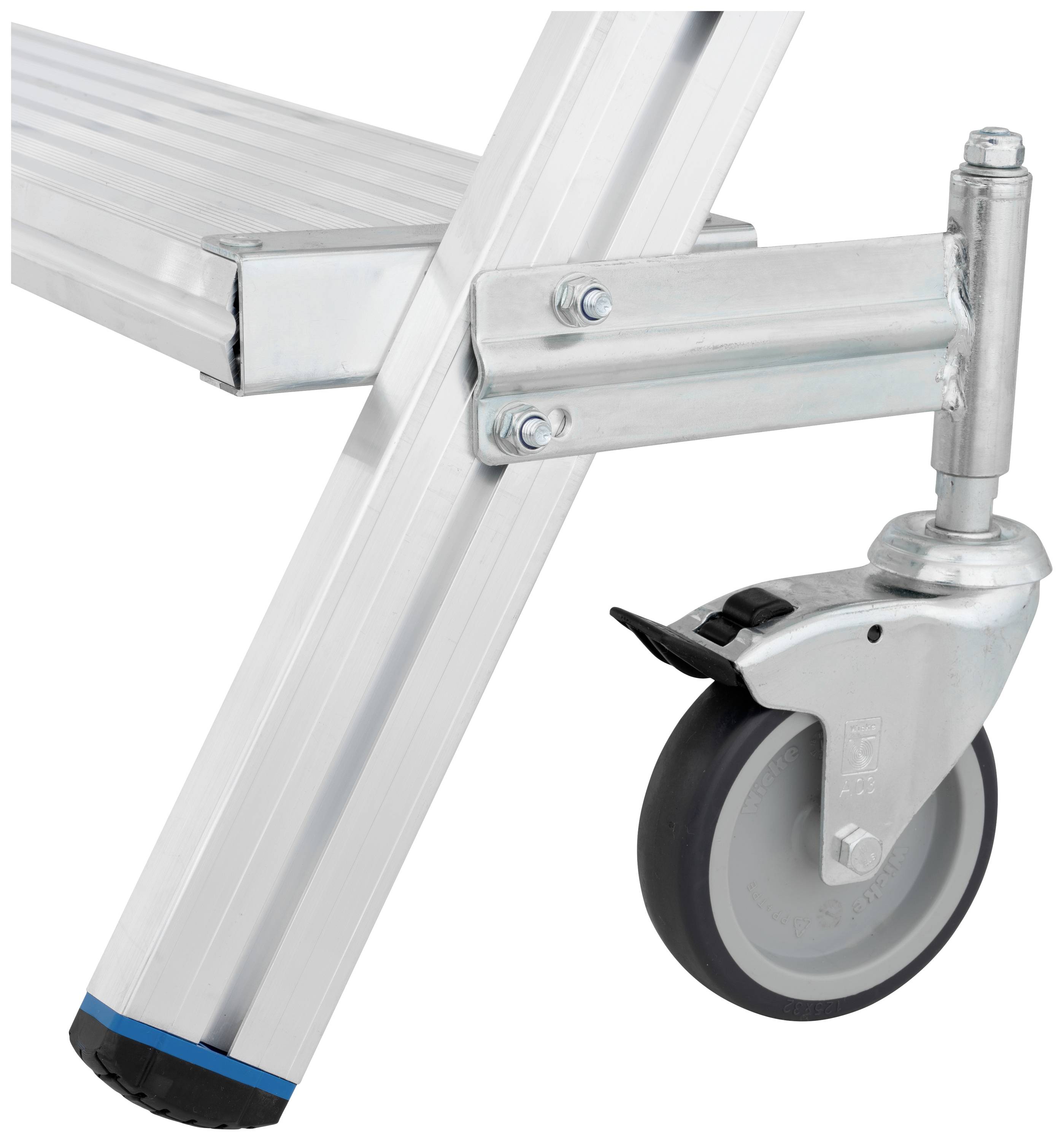 Nahaufnahme eines silbernen Aluminiumgestells mit einem fest angebrachten Gummi-Lenkrollenrad und einer blauen Schutzkappe.