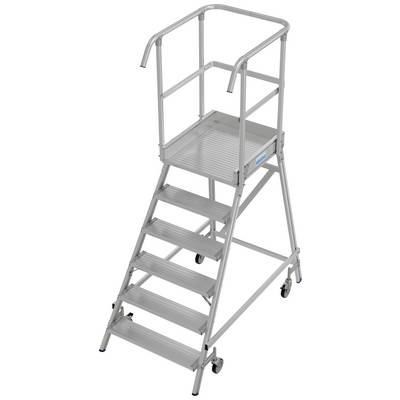 Eine silberne mobile Podestleiter mit sechs Stufen, Geländerschutz und Rollen. Entworfen für sicheres Arbeiten in der Höhe.