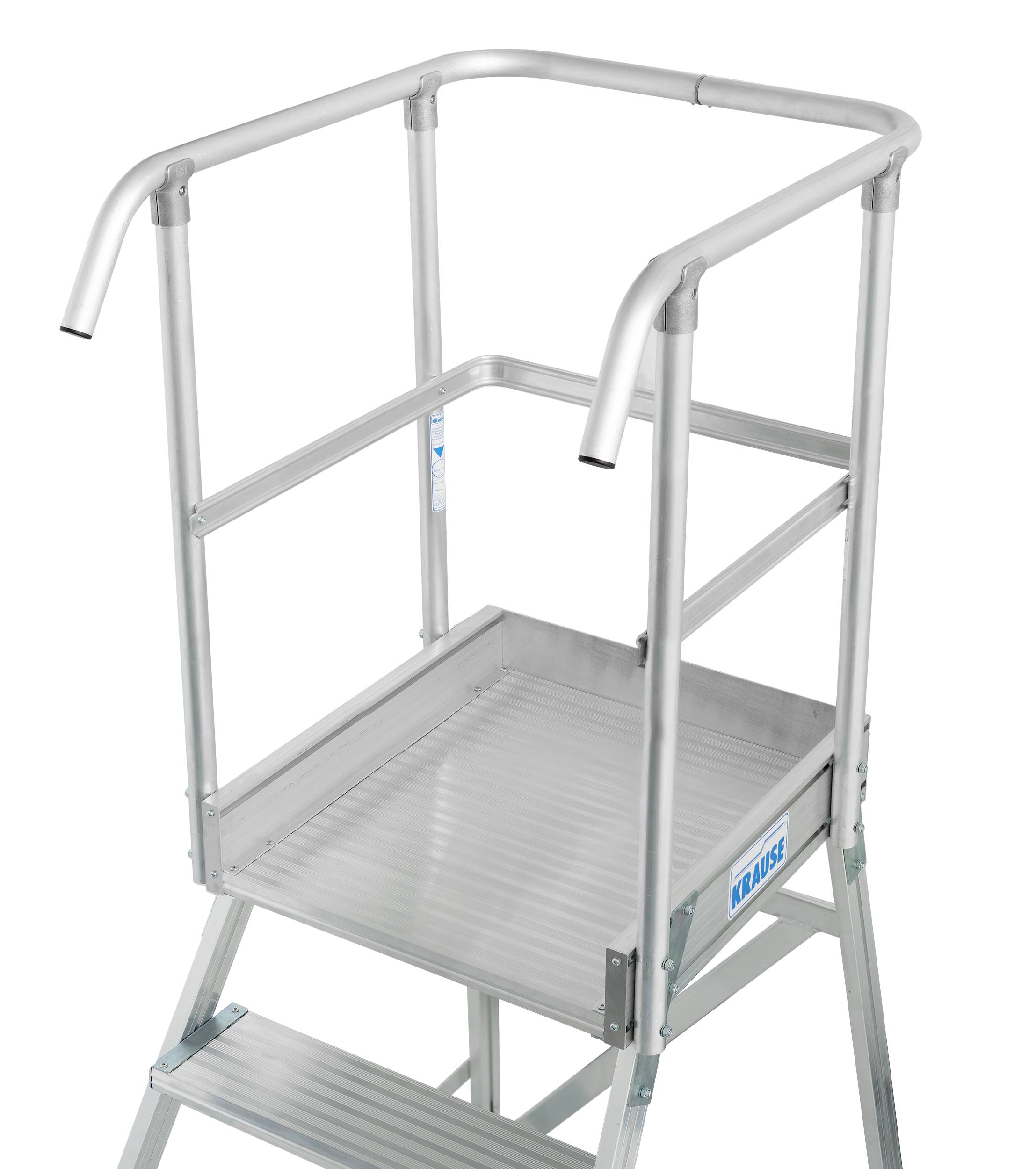 Eine stabile Aluminiumplattform mit Geländer für erhöhte Sicherheit bei Arbeiten in der Höhe. Ideal für den Einsatz in Werkstätten.