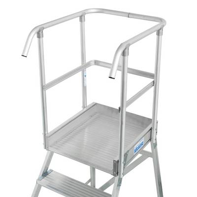 Eine stabile Aluminiumplattform mit Geländer für erhöhte Sicherheit bei Arbeiten in der Höhe. Ideal für den Einsatz in Werkstätten.
