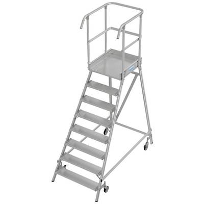 Eine mobile Plattformtreppe aus Metall mit mehreren Stufen und Handläufen, auf Rollen, für sicheren Zugang zu hohen Bereichen.