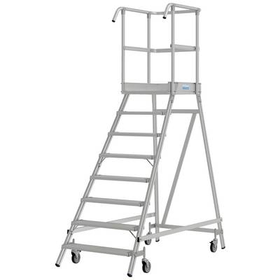 Eine mobile Alu-Podestleiter mit Geländern und Rollen. Verwendet für sicheres Arbeiten in der Höhe in Industrie- oder Lagerumgebungen.