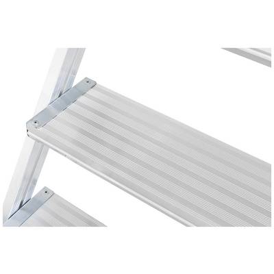 Detailaufnahme einer Aluminiumleiterstufe mit rutschfesten Streifen, die Stabilität und Sicherheit beim Besteigen bietet.