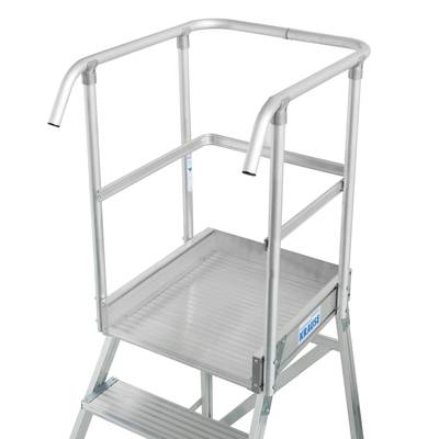 'Aluminium-Sicherheitsleiter mit Handlauf und rutschfester Plattform für sicheres Arbeiten in der Höhe. Markenname seitlich sichtbar.'