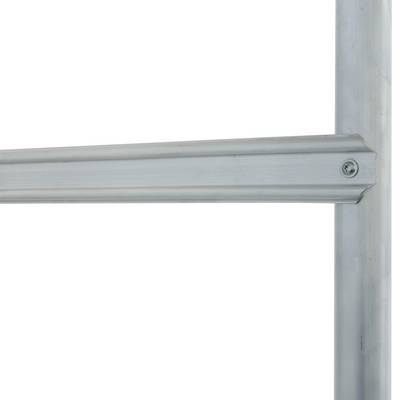 Eine Nahaufnahme eines silbernen Metallgeländers mit einem rechteckigen Querschnitt, das glatt und reflektierend wirkt.