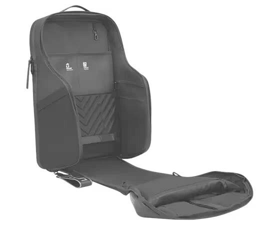Ein geöffneter, schwarzer Rucksack mit mehreren Innenfächern und verstellbaren Riemen, ideal zur Organisation von Gepäckstücken.