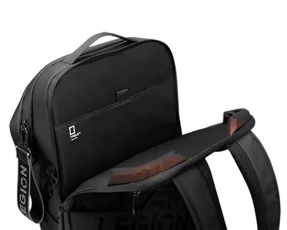 Schwarzer Rucksack mit offenem Hauptfach, zeigt ein Laptopfach und Organizer-Tasche. Tragegriff und verstellbare Schultergurte sichtbar.