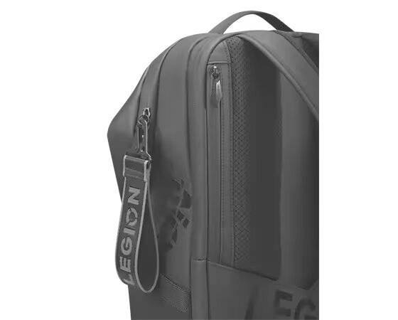 Ein schwarzer Rucksack mit einem Trageriemen, der mit 'LEGION' bedruckt ist. Der Rucksack hat mehrere Reißverschlüsse und eine strukturierte Oberfläche.