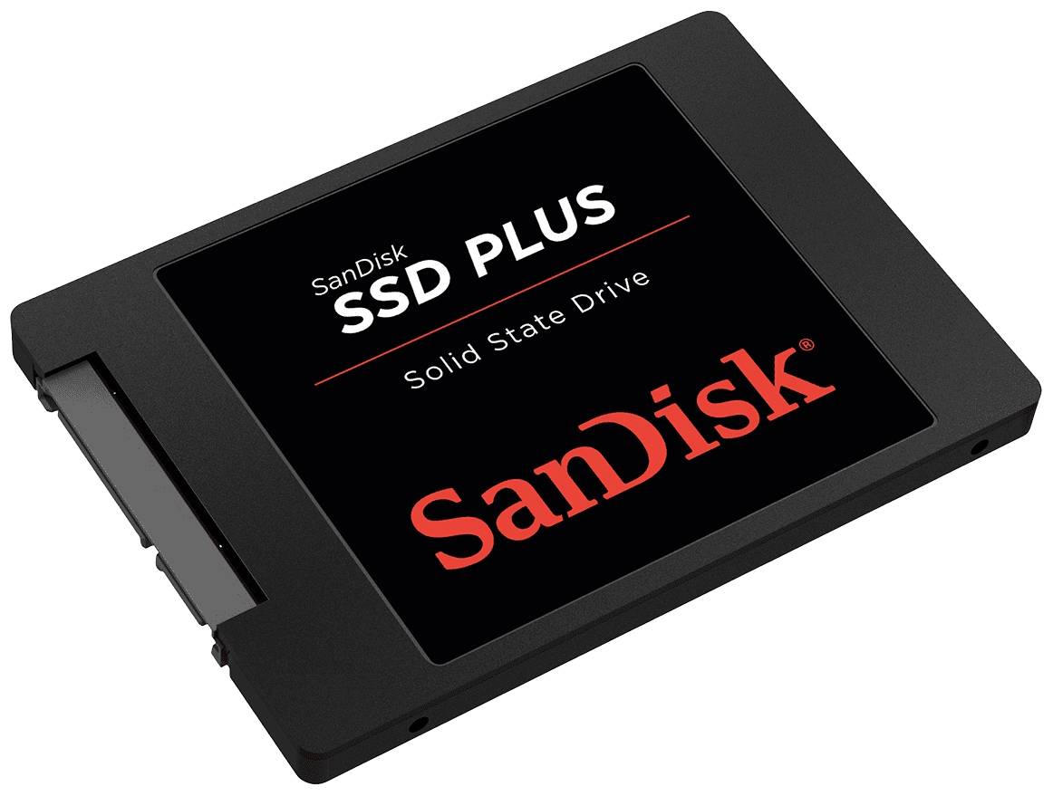 Eine schwarze SSD mit der Aufschrift 'SanDisk SSD PLUS Solid State Drive' und dem SanDisk-Logo in Rot, auf weißem Hintergrund.