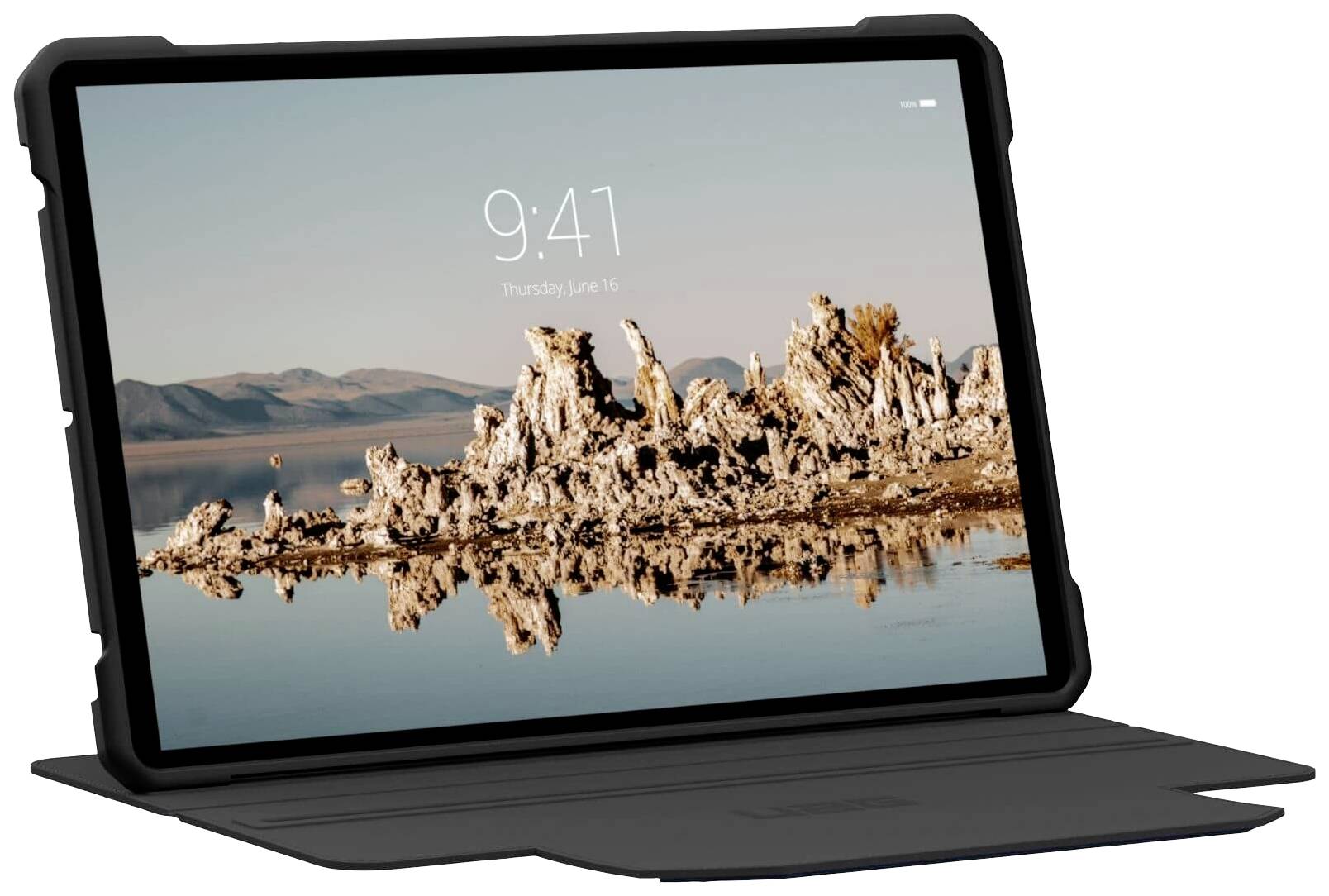 Ein Tablet im Querformat zeigt eine Uhrzeit von 9:41 und ein Hintergrundbild von Felsen vor einer ruhigen See mit Bergen im Hintergrund.