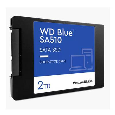 Eine schwarze 2TB SSD von Western Digital, Modell 'WD Blue SA510', mit SATA-Anschluss. Das Etikett zeigt Symbole für Computer und Laptop.