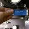 Eine Hand installiert eine 'WD Blue SN580' SSD in einen Computer.