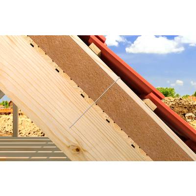 Nahaufnahme der Dachkonstruktion mit abgewinkelten Holzbalken, Isolierplatte und roten Dachpaneelen im Bau im Freien.