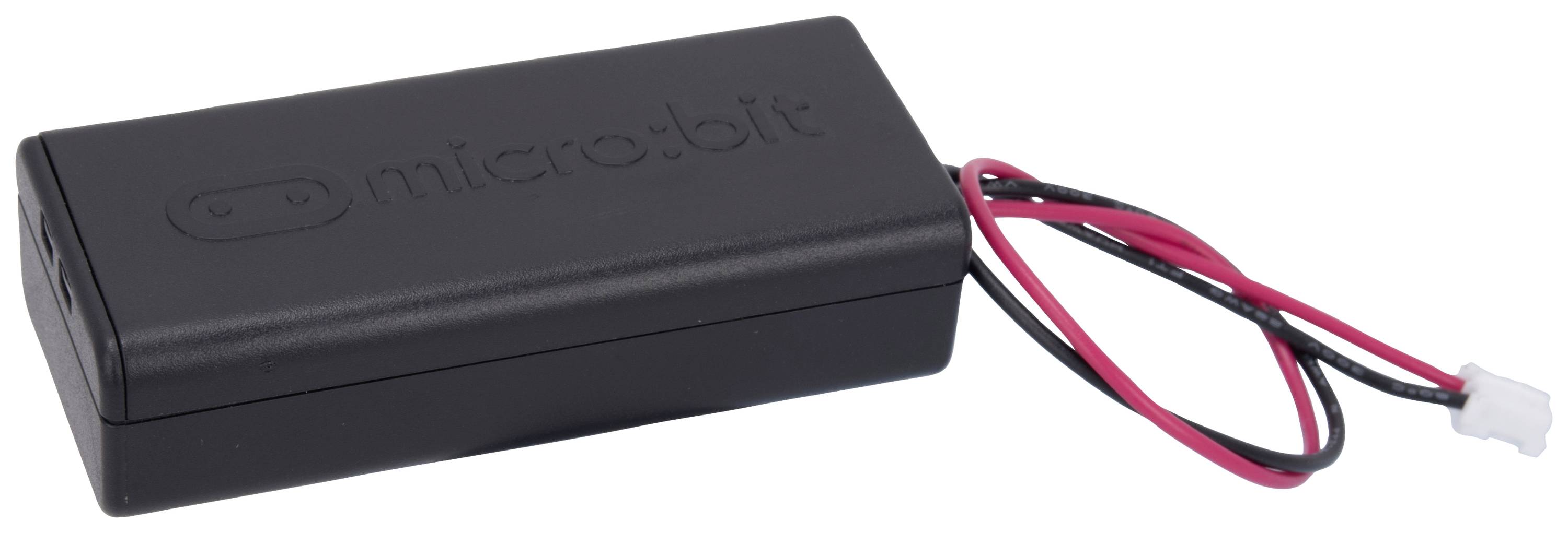 Schwarzes Batteriefach mit roten und schwarzen Kabeln und Stecker, auf dem 'micro:bit' steht. Geeignet für elektrische Projekte oder Experimente.