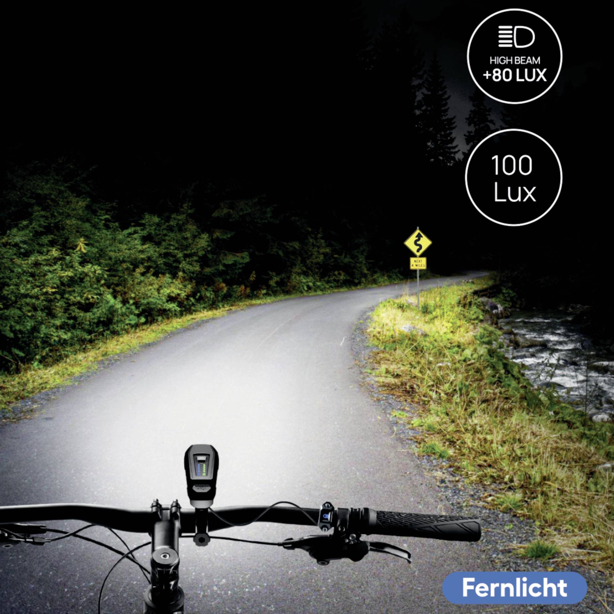 'Ein Fahrrad fährt nachts auf einer kurvigen Straße mit starkem Fernlicht, das die Umgebung beleuchtet. Fernlicht: +80 Lux, 100 Lux.'