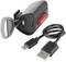 Ein schwarzes, tragbares Ladegerät mit Mikro-USB und USB-Kabel daneben, bereit für die Verbindung.