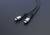 Zwei USB-C-Kabel auf dunkler Oberfläche, parallell liegend, Spitzen ineinander zeigend.