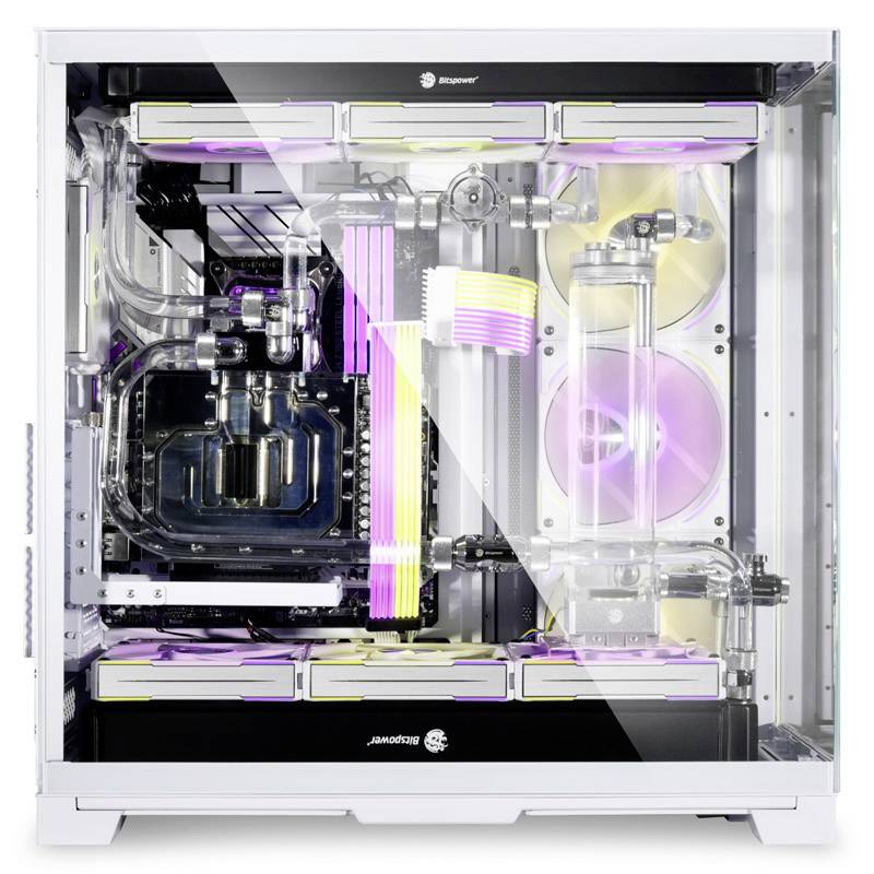 Gaming-PC mit durchsichtiger Seitenabdeckung zeigt komplexe Wasserkühlung, RGB-Beleuchtung und drei Lüfter.