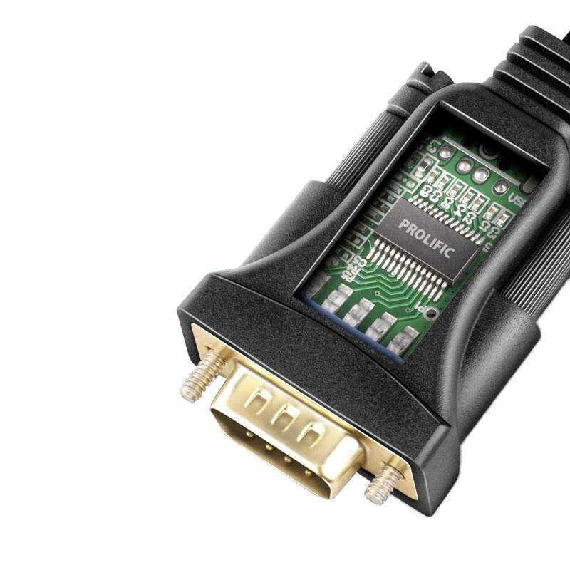 Ein USB-zu-RS232-Adapter, mit einer Prolific-Schaltung sichtbar, ermöglicht die Verbindung alter serieller Geräte mit modernen Computern.
