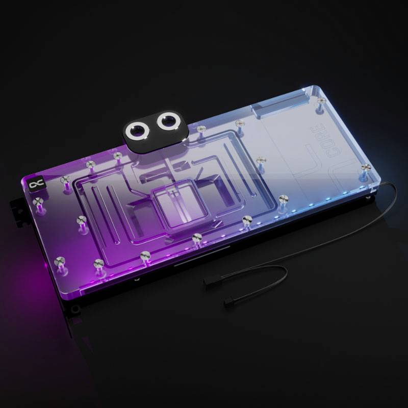 Durchsichtige Computerwasserkühlung mit lila und blauen LED-Leuchten, die auf schwarzem Hintergrund leuchtet.