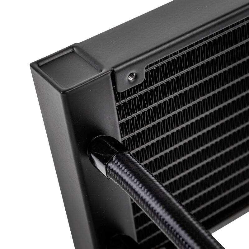 Nahaufnahme eines schwarzen Computer-Wasserkühlblocks mit zwei verbundener Kühlerschläuchen, die das Kühlmittel transportieren.