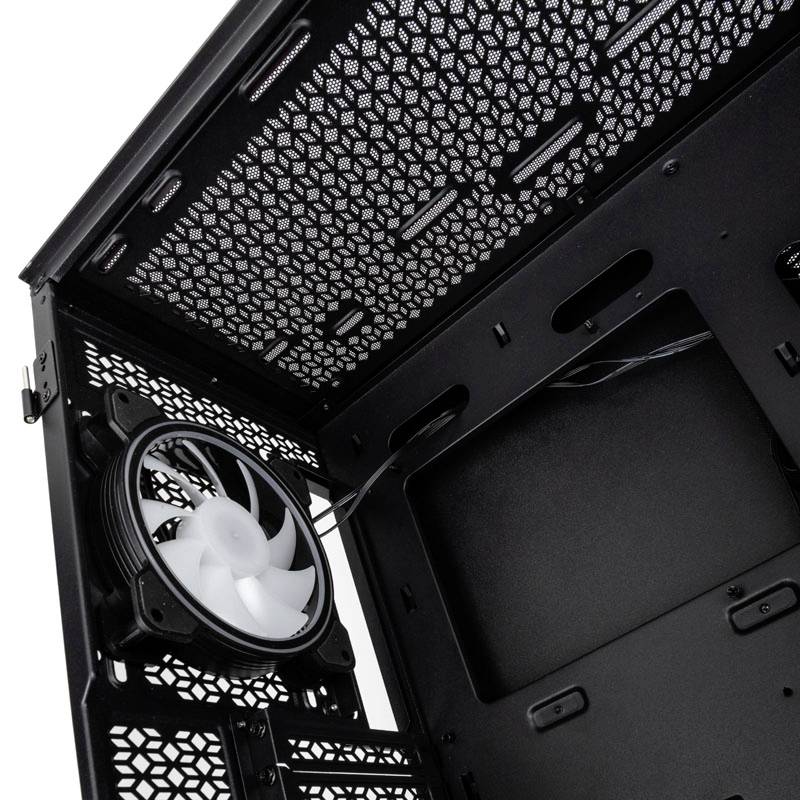 Schwarzes Computergehäuse mit offenem Seitenteil; ein weißer Lüfter sichtbar. Innenraum des Gehäuses zeigt Platz für Komponenten.