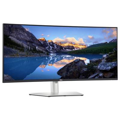 Ein gekrümmter Monitor, der eine Landschaft mit Bergen und einem See vor einem Abendhimmel zeigt, wobei leuchtende Reflexionen auf dem Wasser hervorgehoben werden.