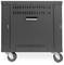 Ein schwarzer, mobiler Schrank mit vier Rädern und Belüftungsschlitzen. Geeignet für Transport oder Lagerung technischer Geräte.