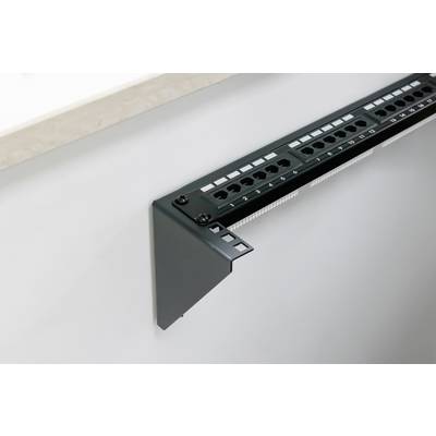 Patchpanel an einer Wand befestigt, zeigt mehrere Netzwerkanschlüsse nummeriert von 1 bis 24, nützlich für Kabelmanagement und Netzwerkinstallationen.