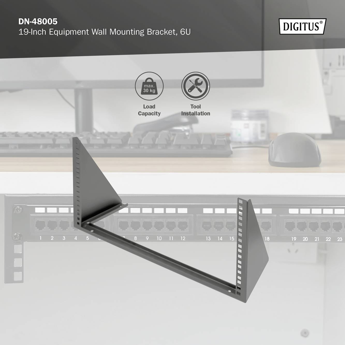 'Digitus 19-Zoll Wandhalterung DN-48005, max. 35 kg Tragfähigkeit.' Gezeigt wird eine schwarze Halterung für IT-Geräte in einem Büro.