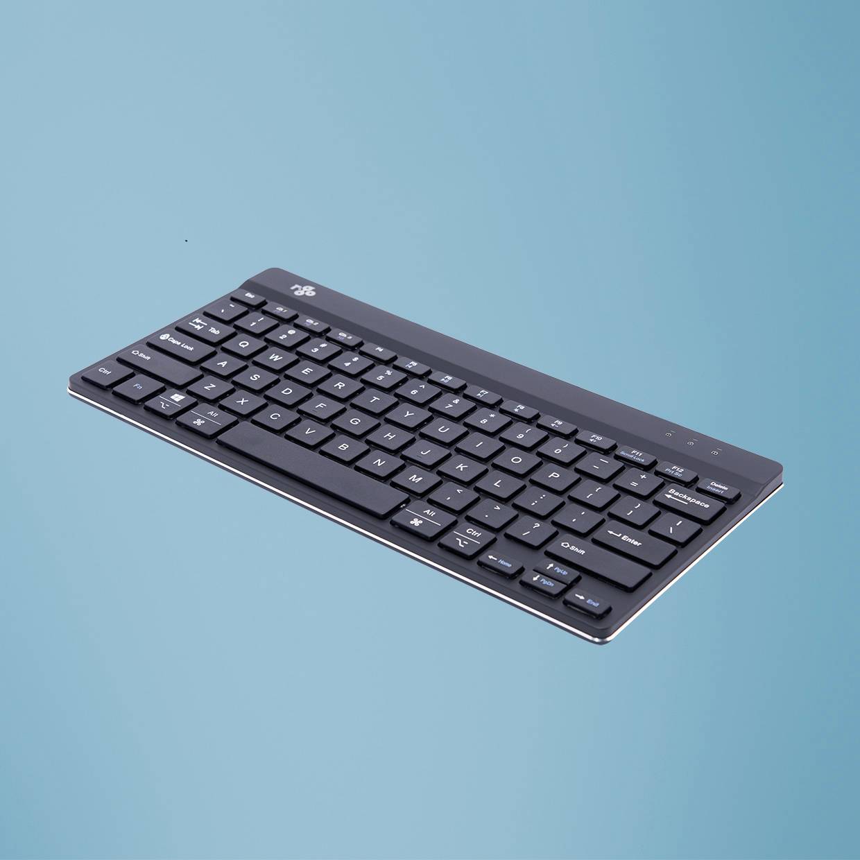 Kabellose schwarze Tastatur mit schlankem Design auf blauem Hintergrund. 