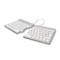 Zweiteiliges ergonomisches Keyboard in Aluminiumoptik mit weißer Tastatur, verbunden durch ein kurzes Kabel, geeignet für komfortable Nutzung.
