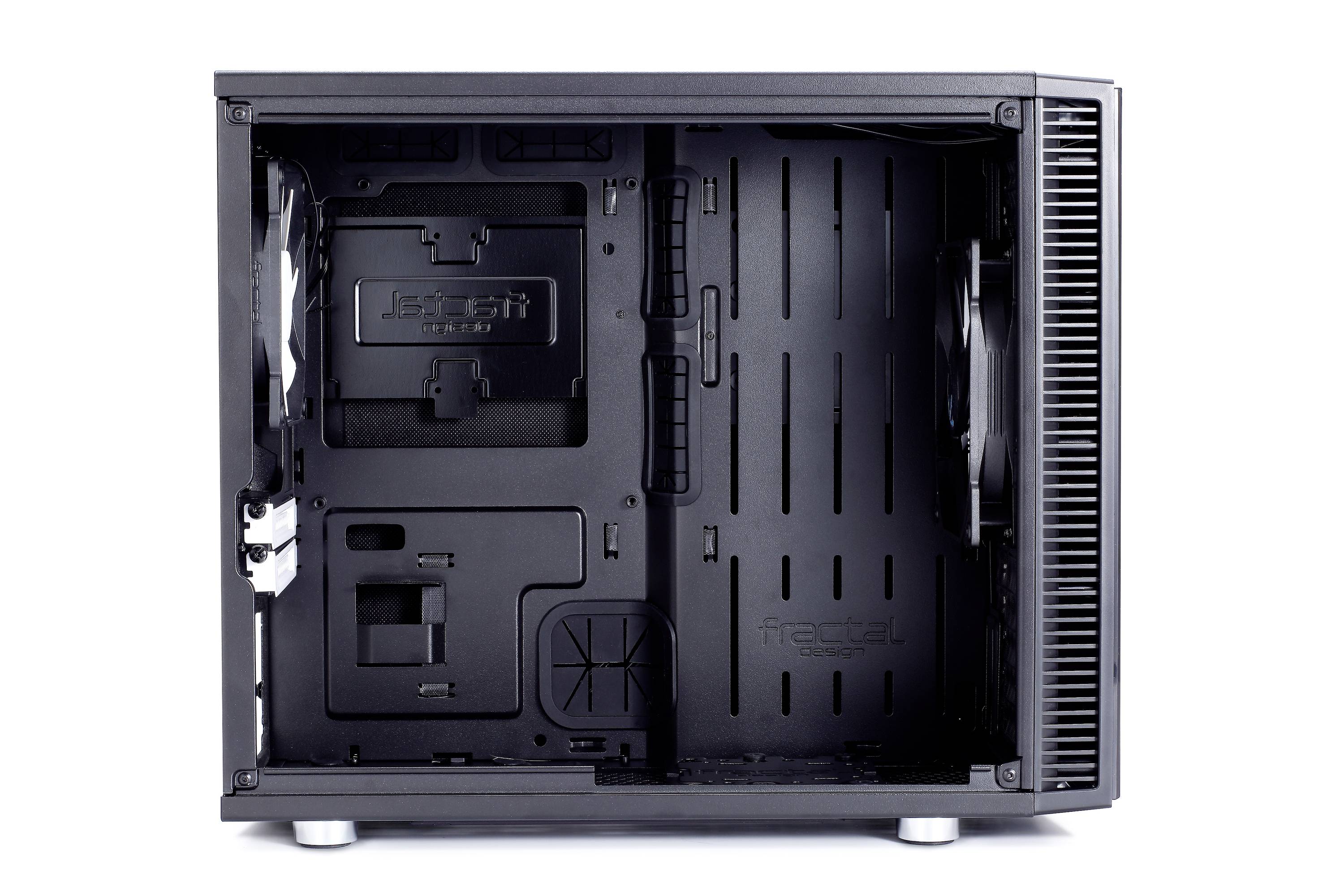 Ein offenes Computergehäuse zeigt den Innenraum mit Platz für Hardwarekomponenten, Belüftungsschlitzen und Kabelmanagement.