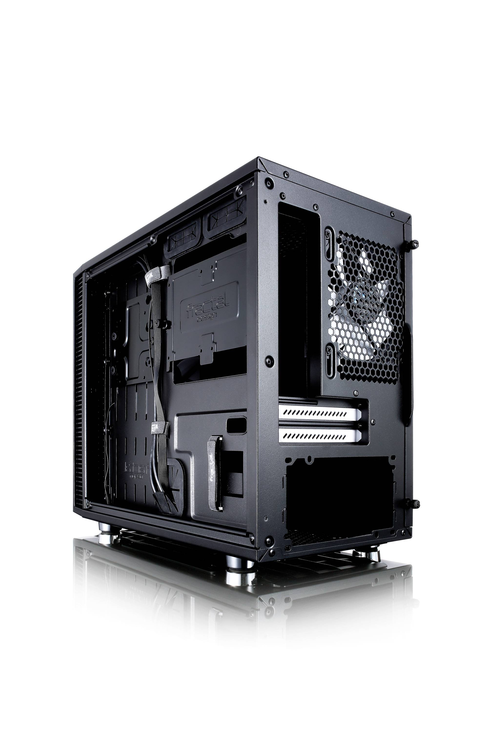 'Schwarzes Computergehäuse mit sichtbaren Lüftern und internen Komponenten, auf einer spiegelnden Oberfläche stehend.'