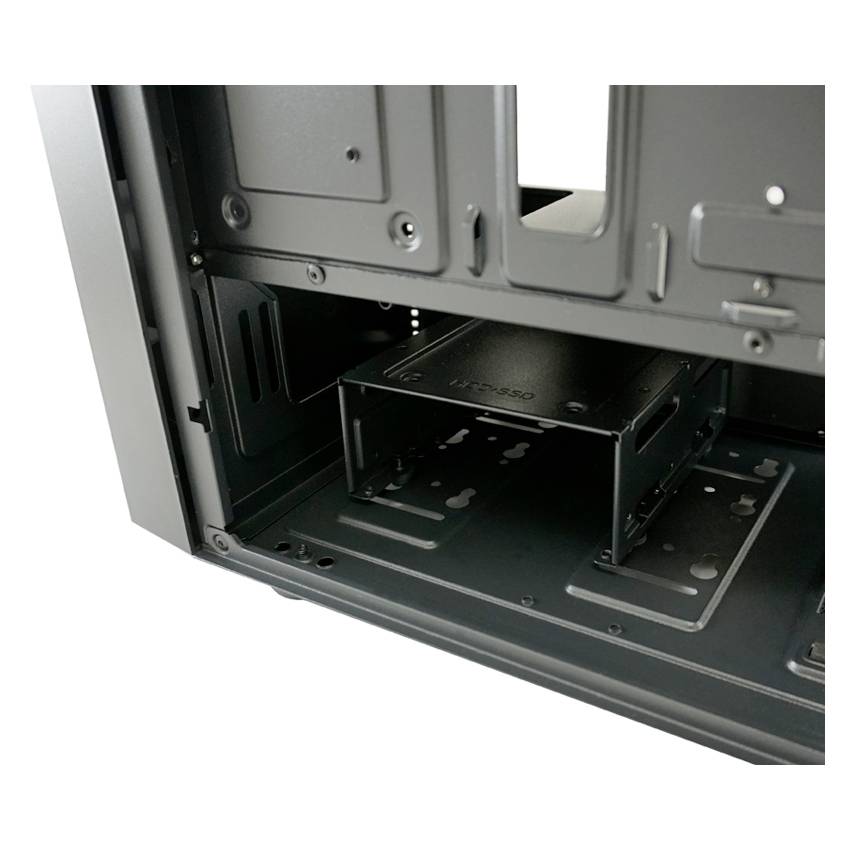 Ein offenes Computergehäuse ohne Komponenten. Die Hauptkammer zeigt Platz für Mainboard und Laufwerke.