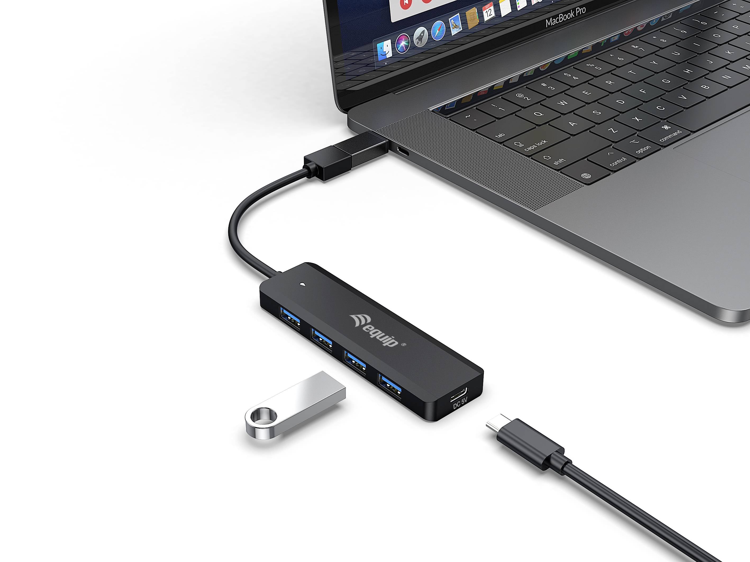Ein Laptop ist mit einem USB-Hub verbunden. Der Hub hat mehrere Anschlussmöglichkeiten, darunter USB-Ports und einen USB-Stick.