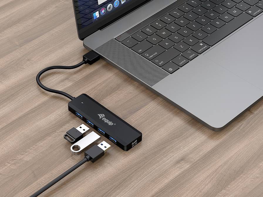 Ein Laptop ist über ein USB-Hub mit mehreren angeschlossenen USB-Geräten verbunden, darunter zwei USB-Sticks und ein Ladekabel.