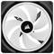 Ein weißer Computerlüfter mit einem schwarzen Rahmen und einem Logo in der Mitte. Der Lüfter hat fünf Flügel und ist quadratisch geformt.